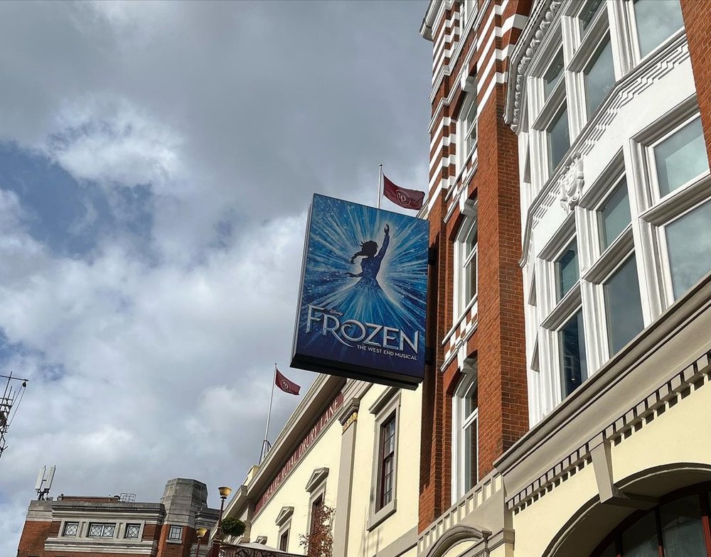 Frozen The Musical（アナと雪の女王） 会場外の看板