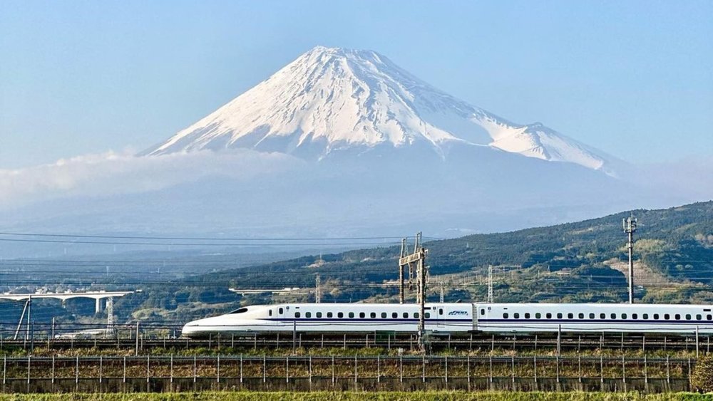 Hit two birds with one stone: travel via train and see Mt. Fuji while you’re at it! Credits: @toshiyadesign on Instagram