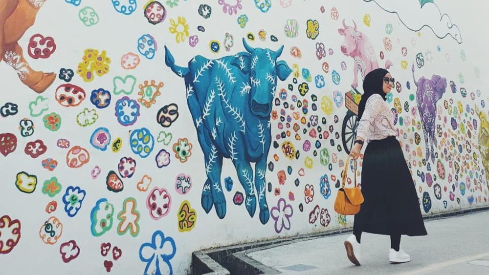 Check out this colourful rainbow cow mural at Kerbau Road. Credits: @elsidwirahmawty on Instagram