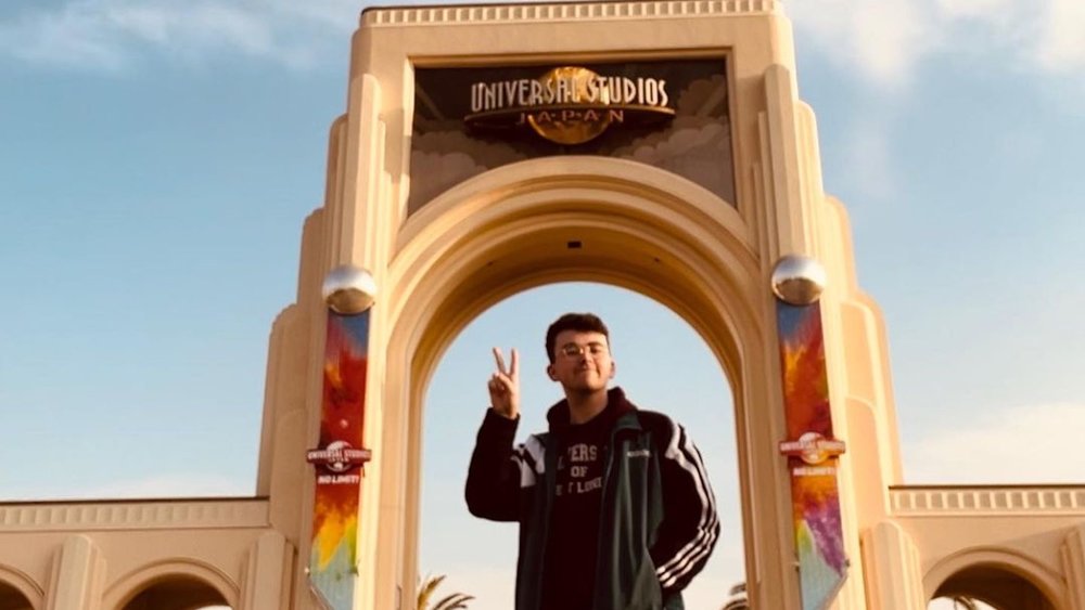 Enter the park without lining up! Credits to @_harry_jordan_on Instagram.