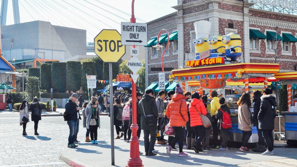 Avoid large crowds on Wednesdays and Thursdays. Credits to Esther T on Unsplash.