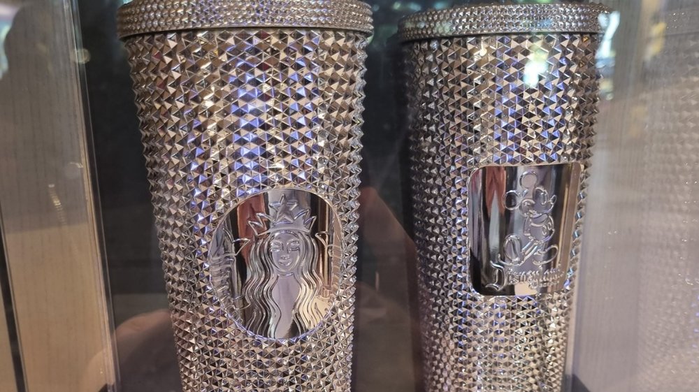 購買這款限量版星巴克飲管杯享用你的早晨咖啡。