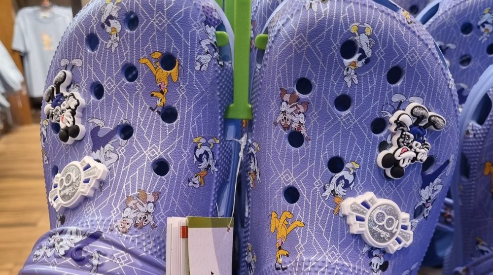 穿上迪士尼 100 週年 Crocs 讓你的造型 100 分。
