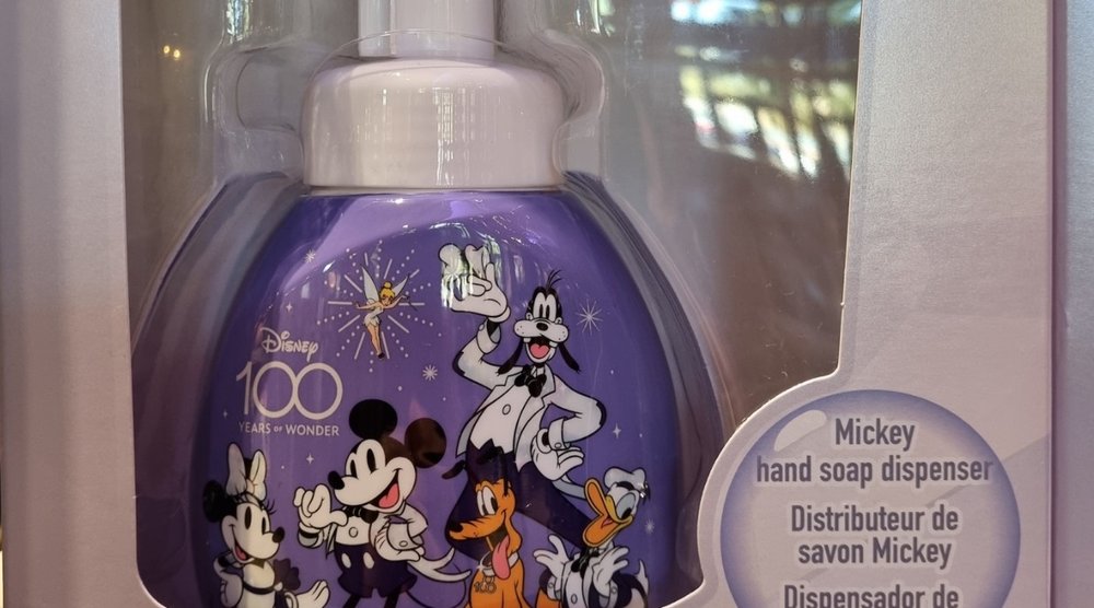 瘋狂選購各式迪士尼紀念品,再買上一個皂液瓶