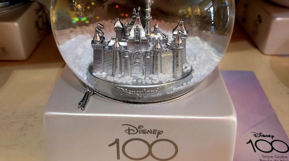 雪花水晶球是非常適合帶回家的其中一款紀念品選擇。來源:Instagram @sasakitime。