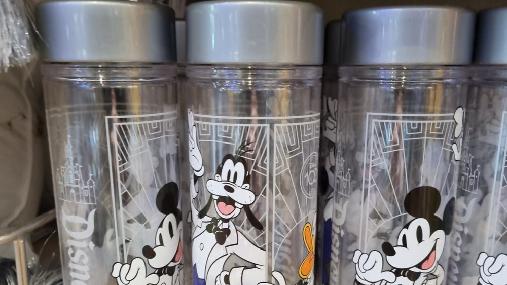 迪士尼 100 週年隨行杯現已在加州迪士尼樂園度假區發售。