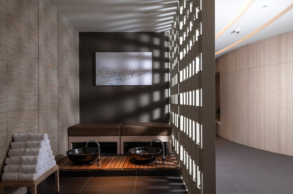 Spa room with chairs and towels