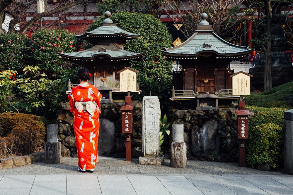 woman in kimono visiting shrine 