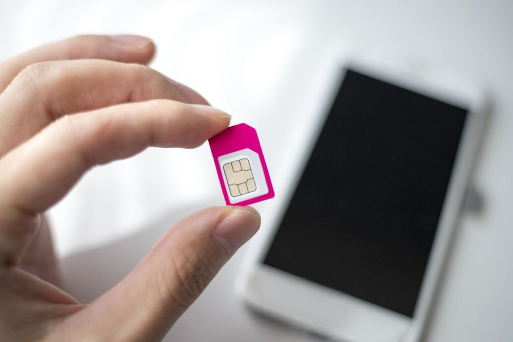 海外SIM スマホに挿入