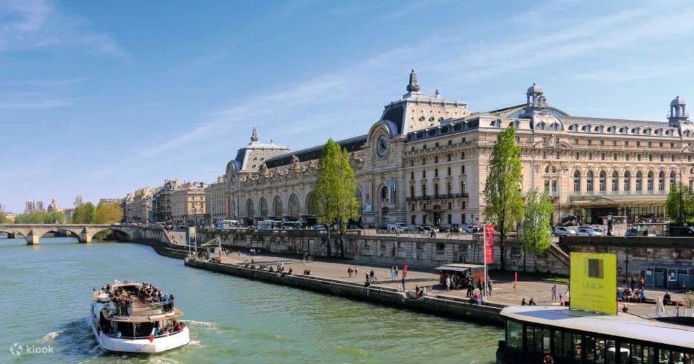 พิพิธภัณฑ์ออร์แซตั้งอยู่ติดแม่น้ำแซน