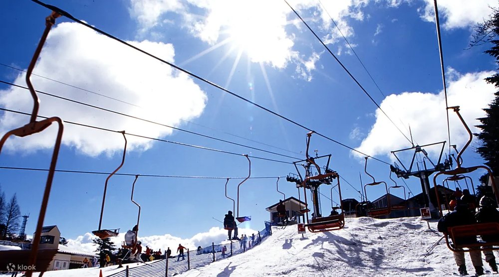 ในฤดูหนาว เขาร็อคโคยังเปิดเป็นพื้นที่สำหรับเล่นสกีหิมะได้ด้วย