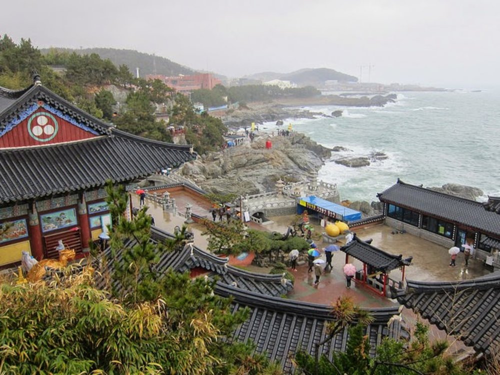 ขอบคุณภาพจาก: http://www.korea108.com/2015/05/haedong-yonggungsa-temple.html
