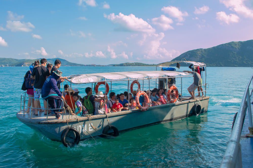 ล่องเรือเกาะขาม ขอบคุณภาพจาก: https://www.thetrippacker.com/th/review/location/8638