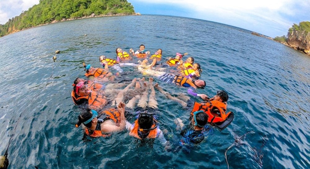 ดำน้ำที่เกาะเสม็ด ขอบคุณภาพจาก: https://www.atsiamtour.com/koh-samet/1163