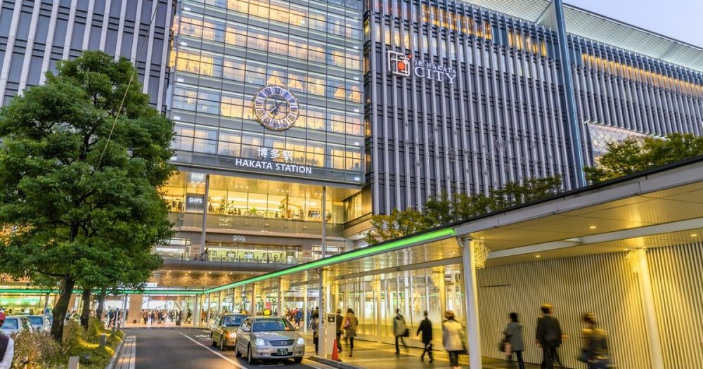นั่งรถไฟไปยังสถานี Hakata | รูปภาพจาก fun-japan.jp