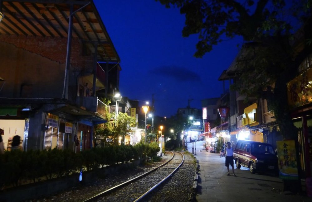 jiufen train tracks