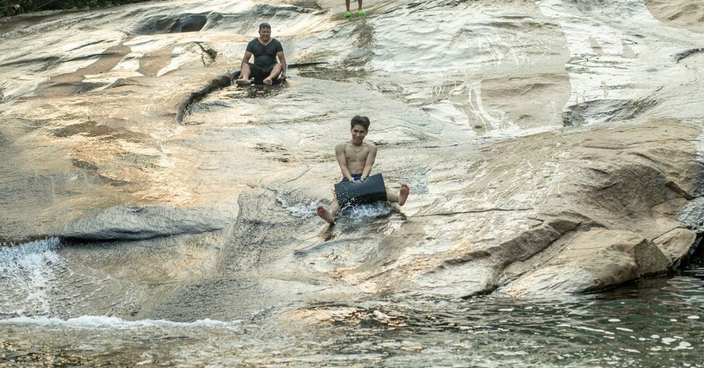 Trải Nghiệm Tắm Suối Và Trượt Thác