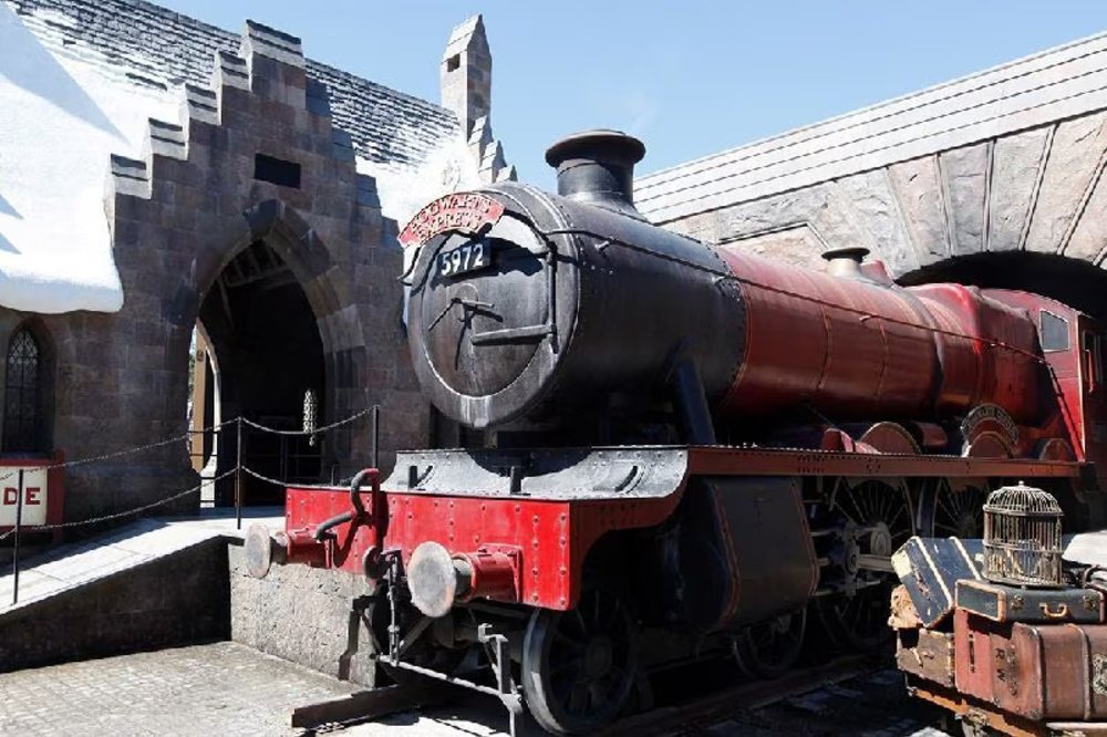 All Aboard The Hogwarts Express: 8 Must-see Attractions For Potterheads 