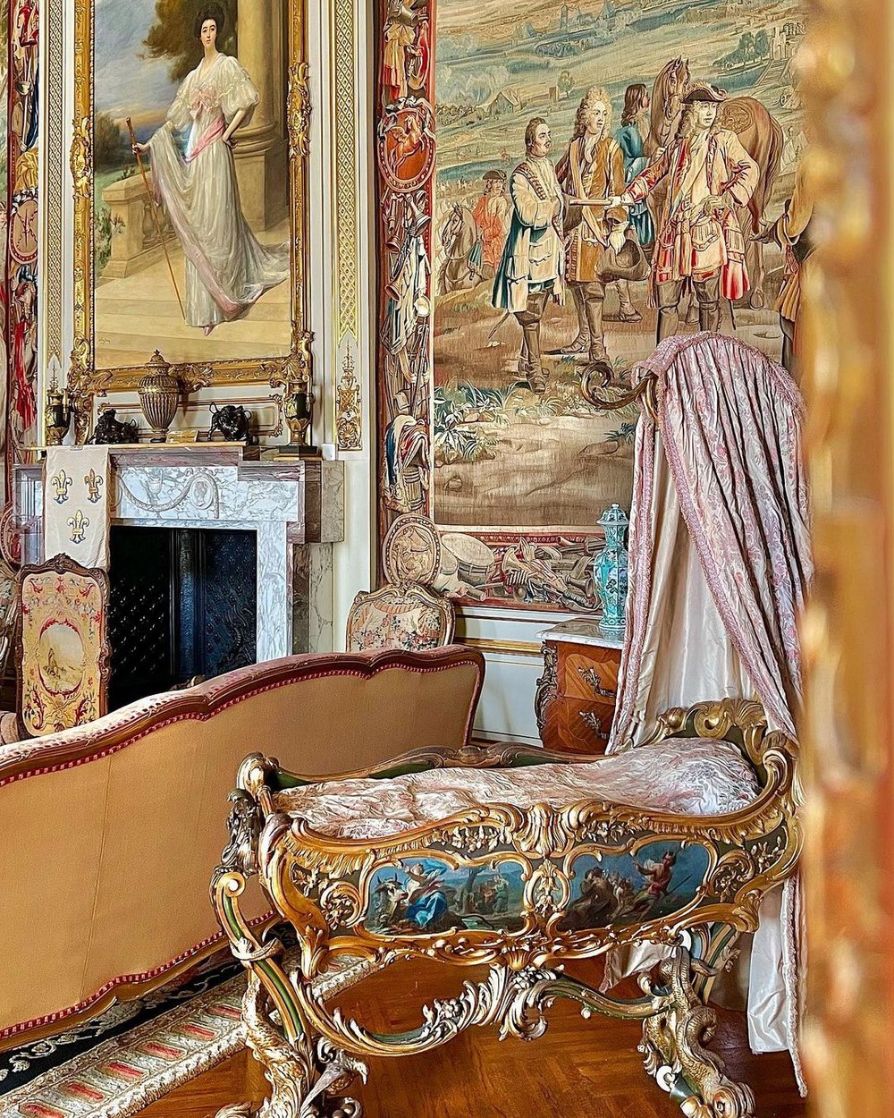 Blenheim Palace as Buckingham Palace in Queen Charlotte Netflix