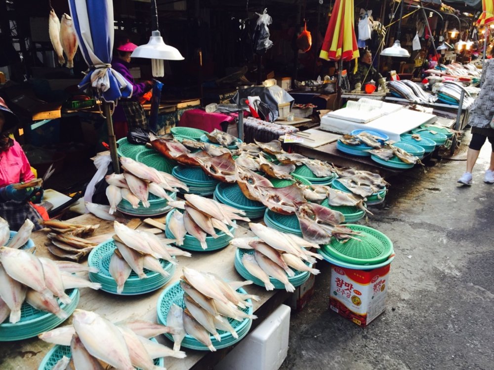 ตลาดปลาจากัลชี ขอบคุณภาพจาก: https://f.ptcdn.info/178/031/000/1431166487-photo-o.jpg