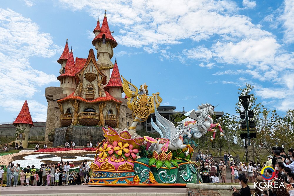 Lotus Magic Forest Parade ขอบคุณภาพจาก: https://www.koreafanclub.com/att_busan/lotte_world_adventure_busan/
