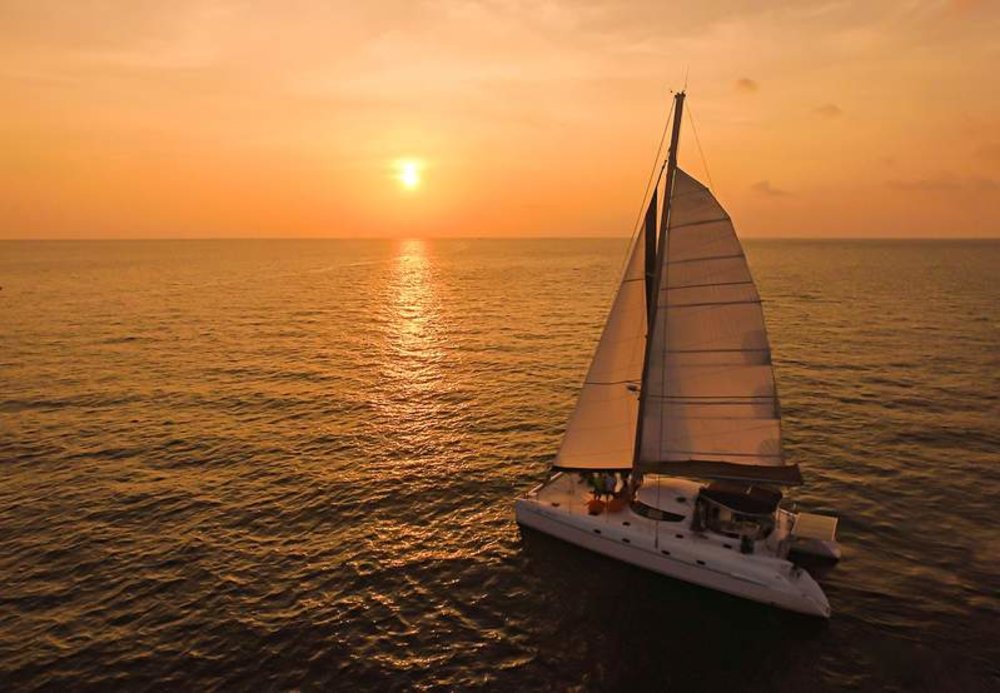 ล่องเรือชมพระอาทิตย์ตกดินที่แหลมพรหมเทพ