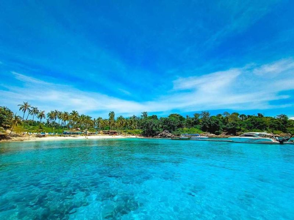 น้ำทะเลใส ๆ ที่เกาะราชา