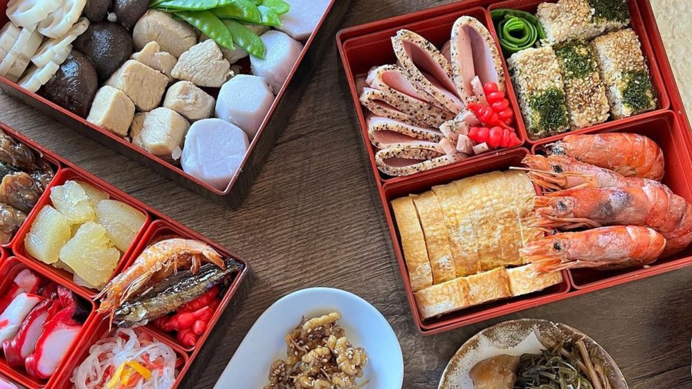 Avoid the dinner rush and get your grub outside the park! Credits to @smine27 on Instagram.