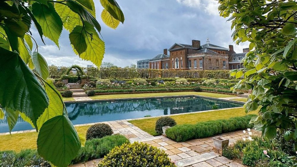 Look out for the statue of Princess Diana in the gardens. Credits to @craig_hadfield on Instagram