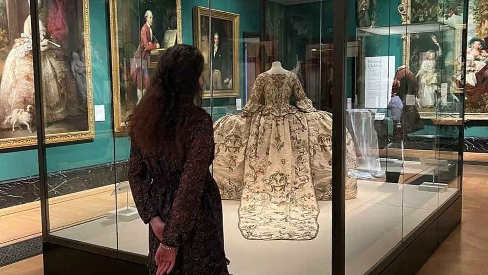 See the extravagant gowns, paintings, jewellery, and more at the Queen’s Gallery.  Credits: @girl_in_the_gallery on Instagram