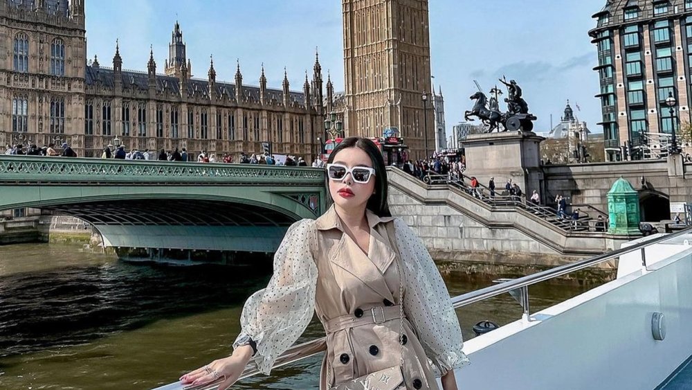 See London's iconic landmarks in a new light as you cruise through the waters of River Thames! Credits: @cherry_kanokwan on Instagram