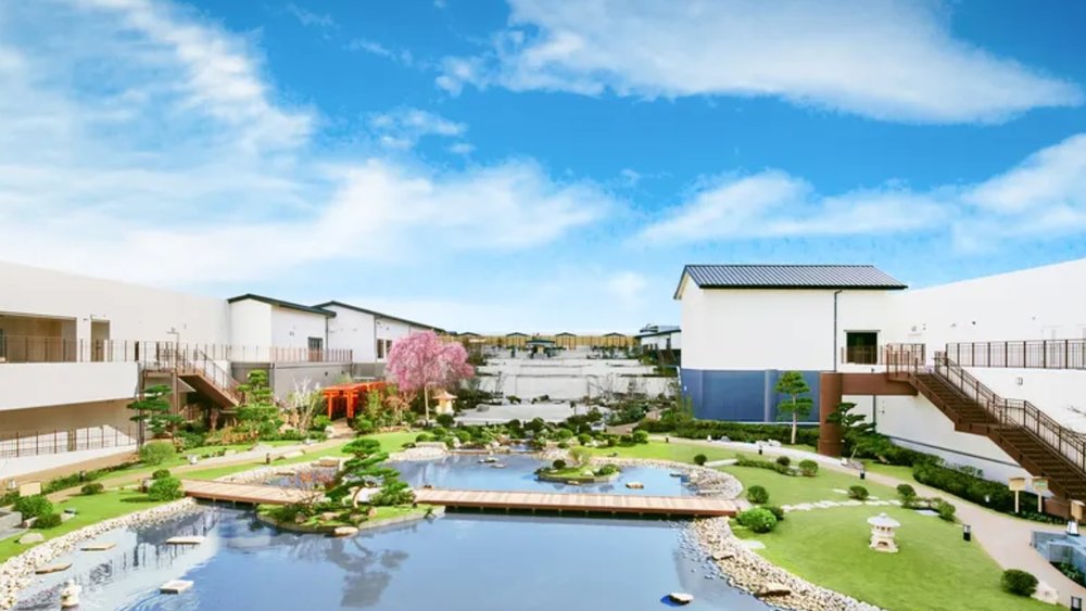 Rejuvenate at Osaka's premier hot spring resort!
