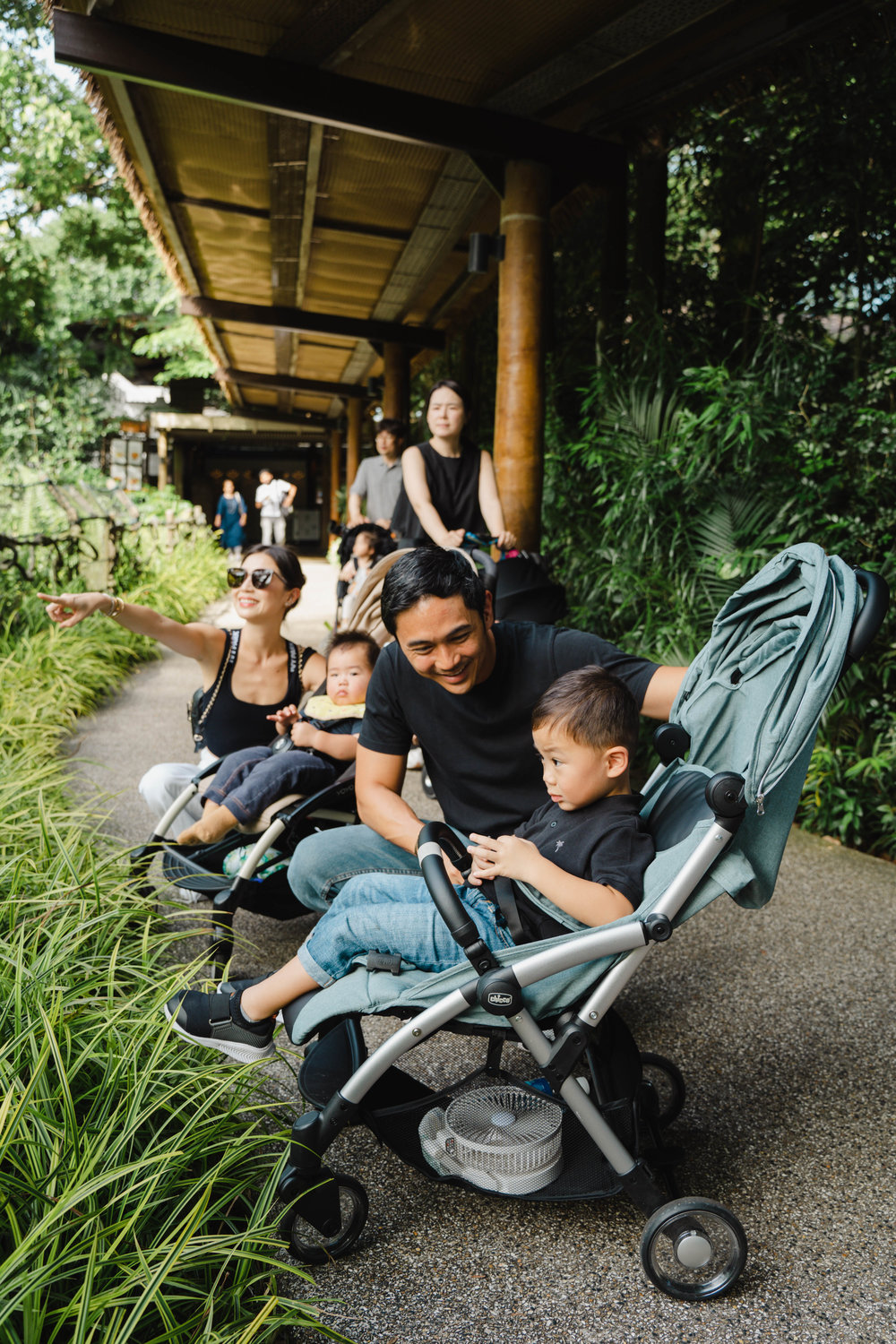kryz uy and family in singapore zoo