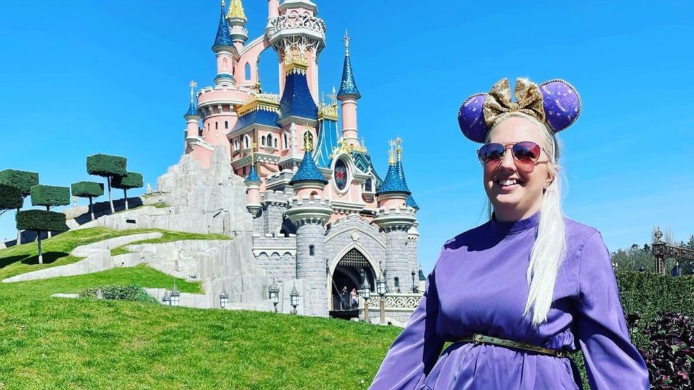Dress for the weather when coming to Disneyland Paris! Credits to @mummy.and.minnie.me on Instagram