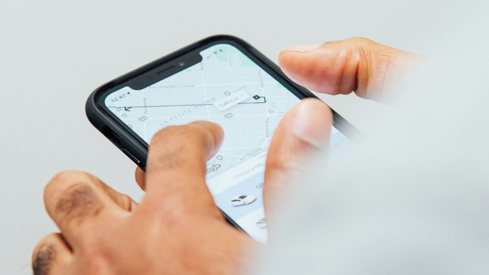 Download different ride-sharing apps before your trip to save time. Credits to charlesdeluvion on Unsplash.