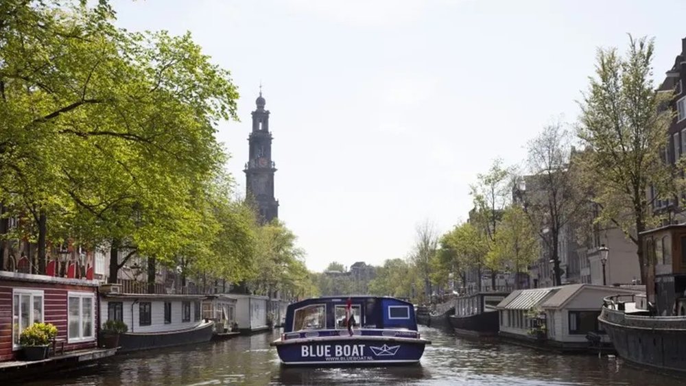 This captivating 75-minute journey allows you to marvel at the views of the city that unfold along the canal.