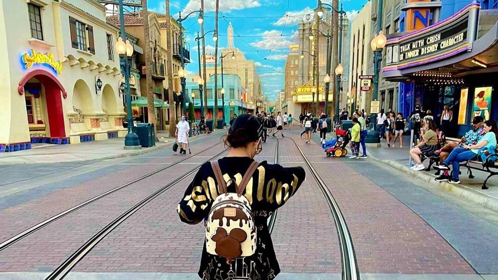  Learn more about the stars of the silver screen at Hollywood Land. Photo credits to @lesleys.disney.days on Instagram.