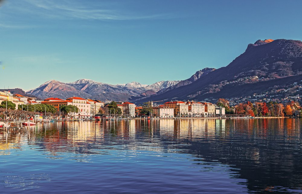 Neighbourhood in Switzerland with a lake and a mountain view