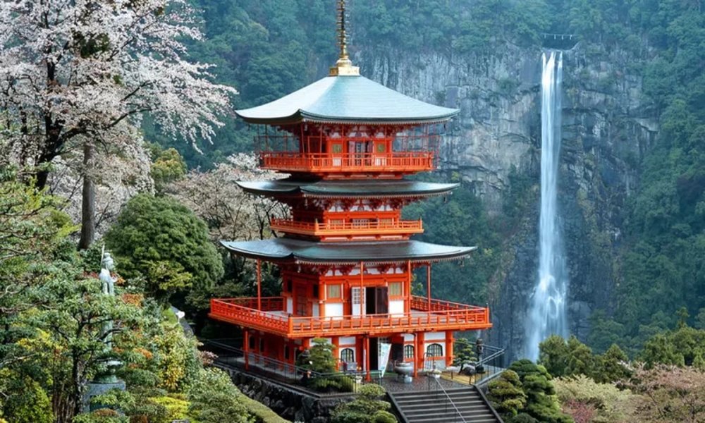 Nachi Falls behind a pagoda