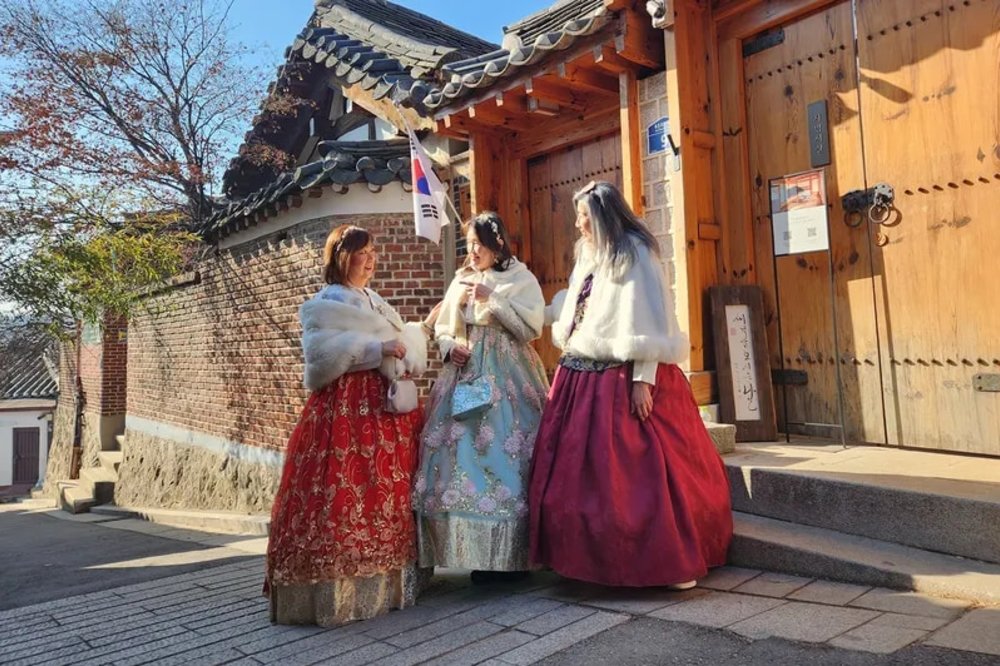 Ladies wearing hanbok