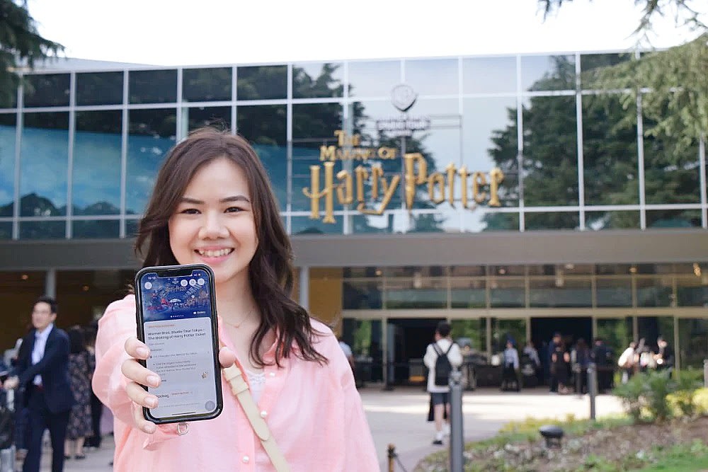 WBSTT harry potter tour woman showing ticket