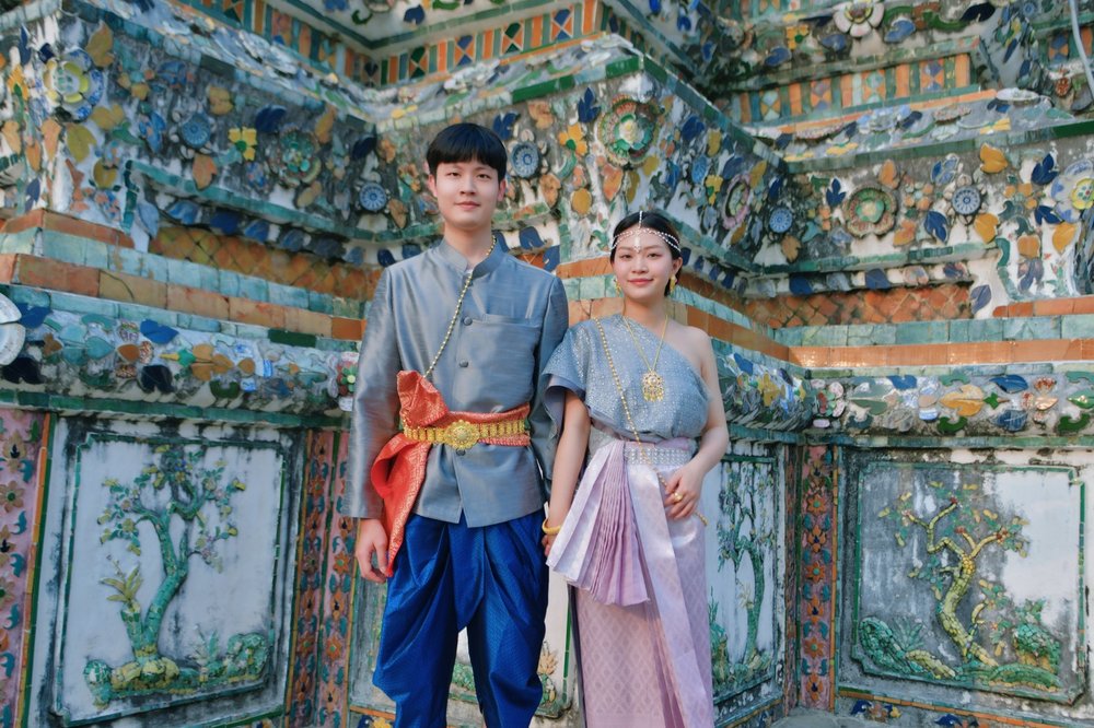 Man and woman wearing Thai costumes