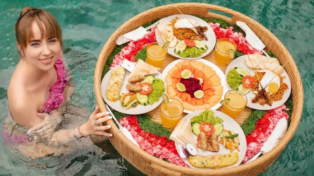 Take a dip while you feast on your brunch. Credits to @valeriijojo on Instagram