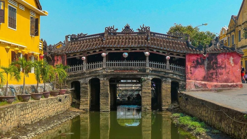 Visit the iconic Cau Temple when you go to Hoi An. Credits to @jordifm on Instagram.