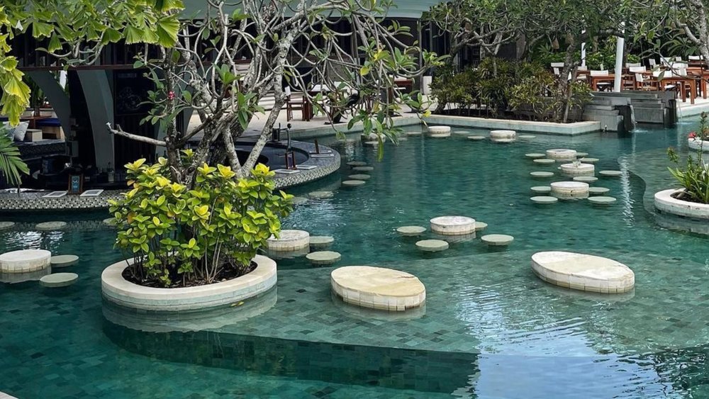 Relax at the L'OH Pool Bar. Credits to @fanobrott on Instagram.