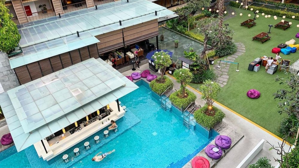 At Courtyard, the star of the show is their swim-up bar. Credits to @marrrtikusss on Instagram.