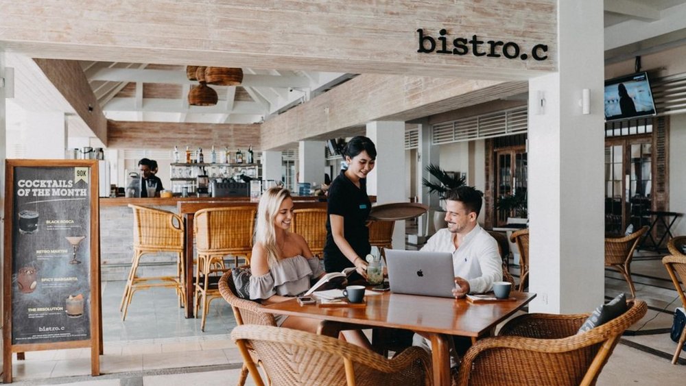Feel the sand while enjoying great food and sports with the whole fam!  Credits: @bistrocbali on Instagram