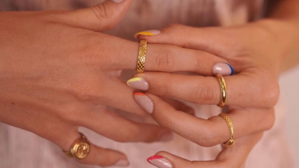 Need more travel ideas in Bali? Visit a nail salon! Credits to @esteticabellecanggu.