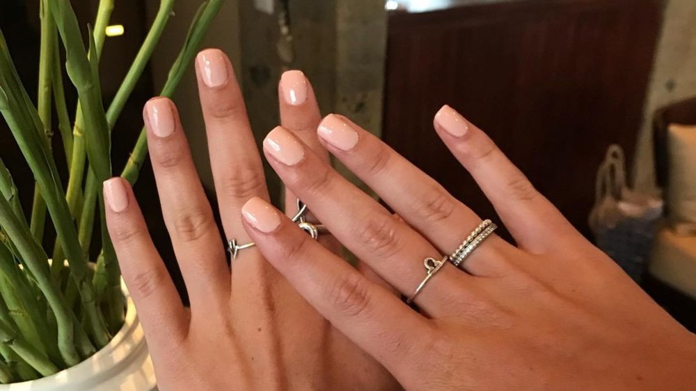 White, blue, or pink nails—choose whatever gel polish you want. Credits to @jazbbeautyspace. 