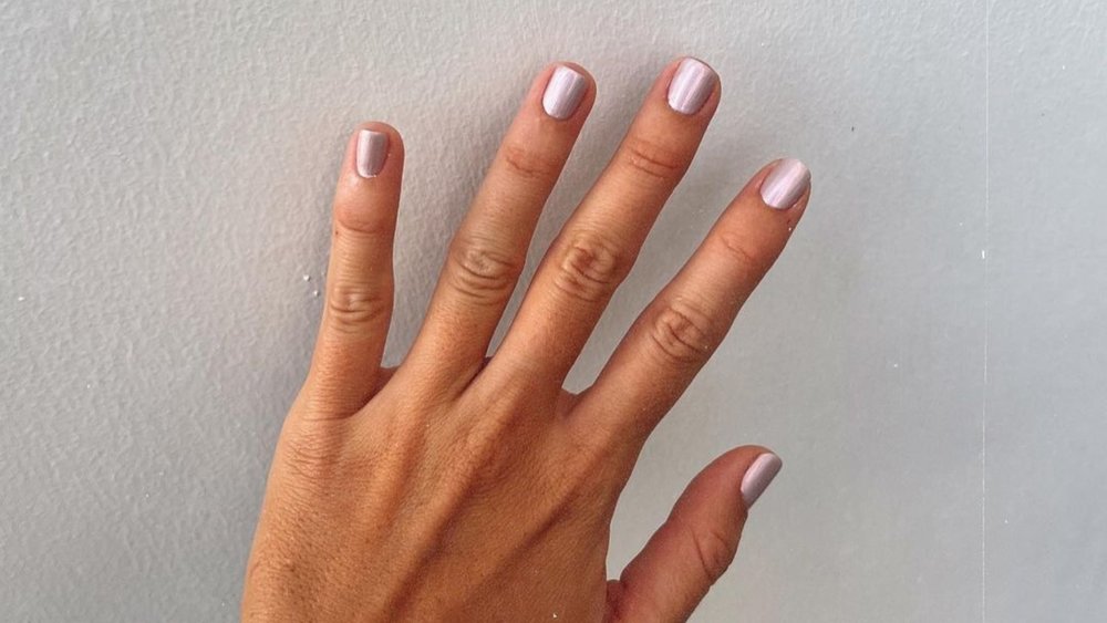 Want chrome nails? Esthetic spa has got you covered! Credits to @esthetic_bali.